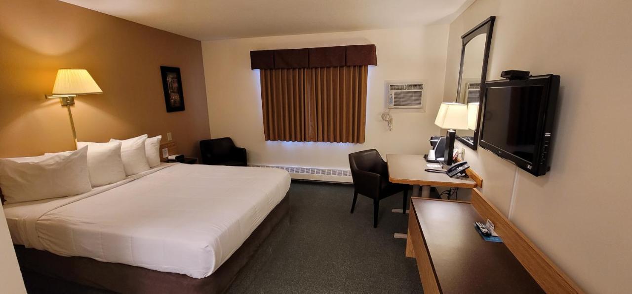 Woodland Inn Meadow Lake Exterior photo