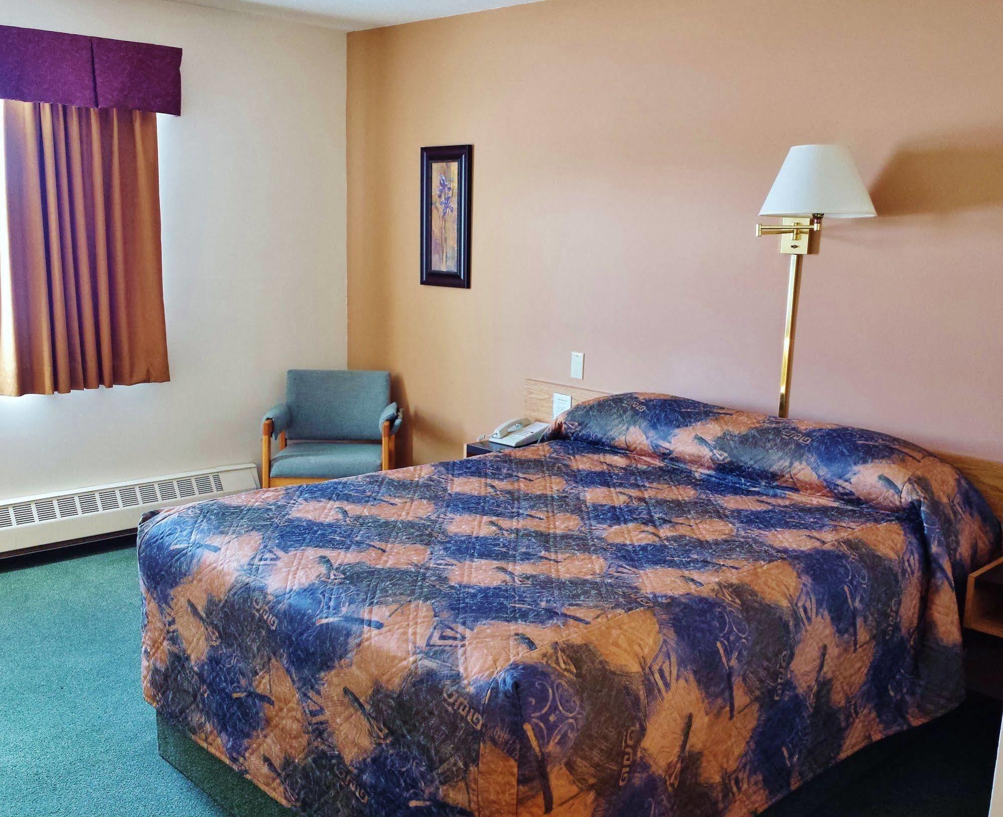 Woodland Inn Meadow Lake Exterior photo