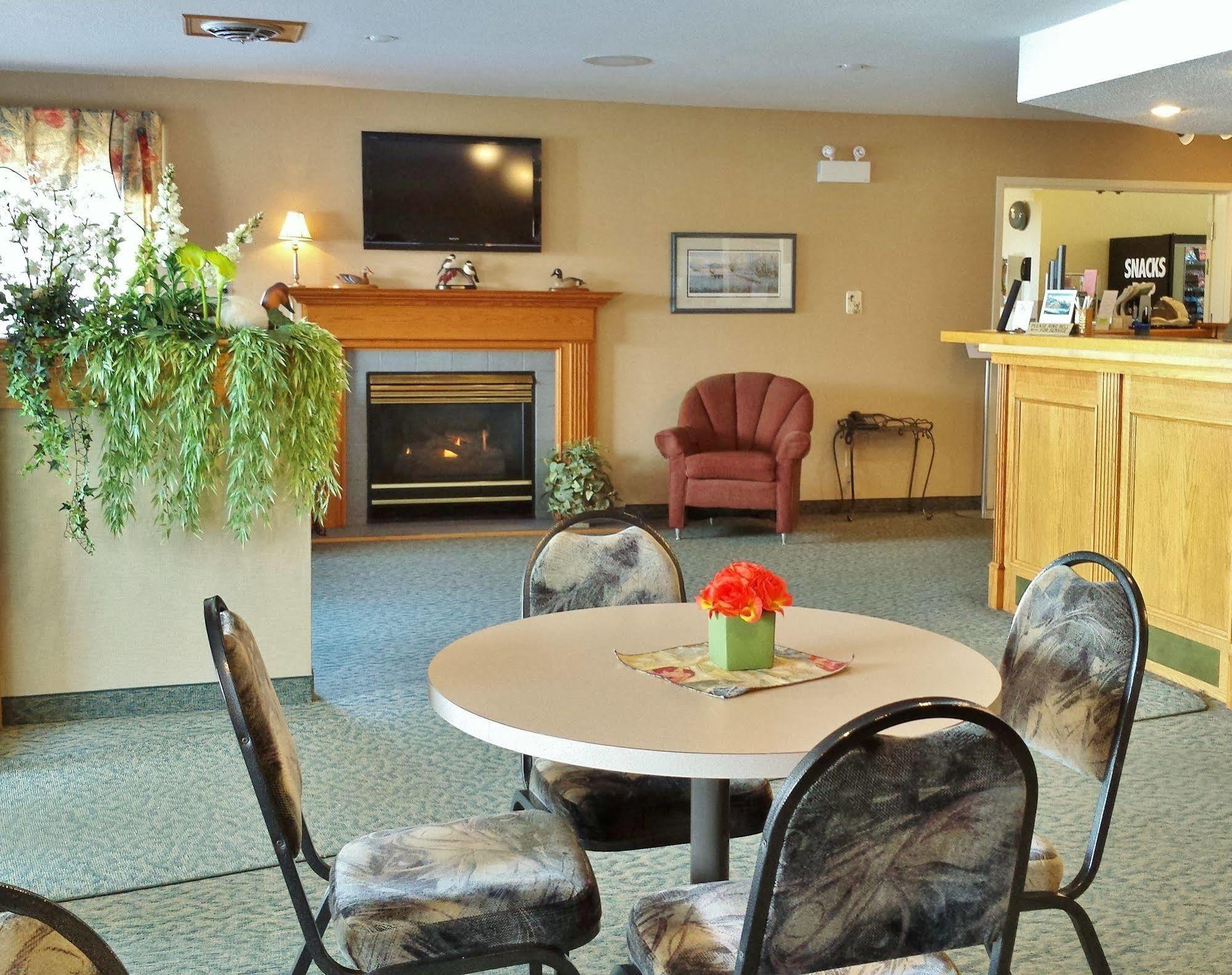 Woodland Inn Meadow Lake Exterior photo