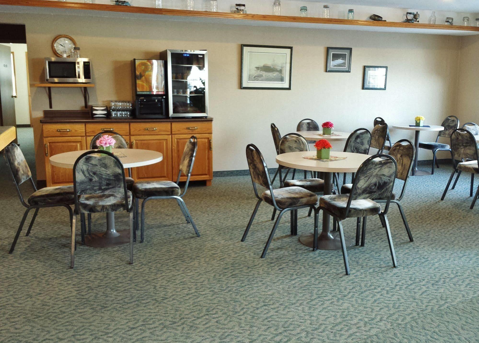 Woodland Inn Meadow Lake Exterior photo