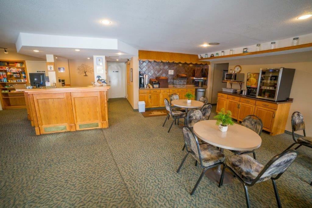 Woodland Inn Meadow Lake Exterior photo