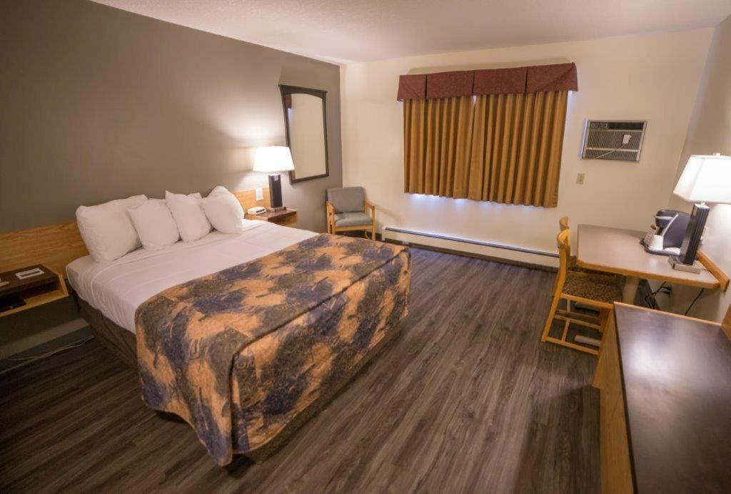Woodland Inn Meadow Lake Exterior photo